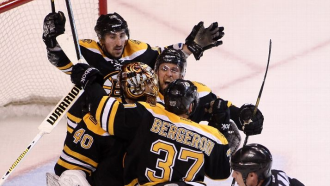 Хоккеисты «Брюинз» празднуют выход в финал Хоккеисты «Брюинз» празднуют выход в финал