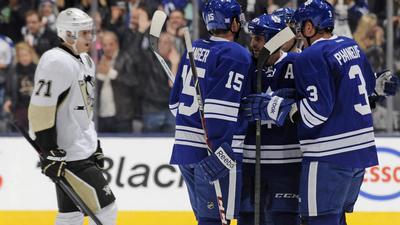 Малкин на фоне торжествующих игроков «Торонто»