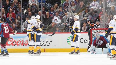 «Нэшвилл» проводит очередную шайбу в ворота Варламова