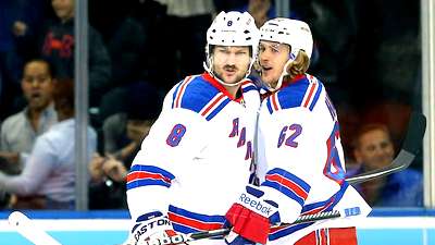 Кевин Кляйн и Карл Хагелин празднуют первый гол в ворота «Флайерз»