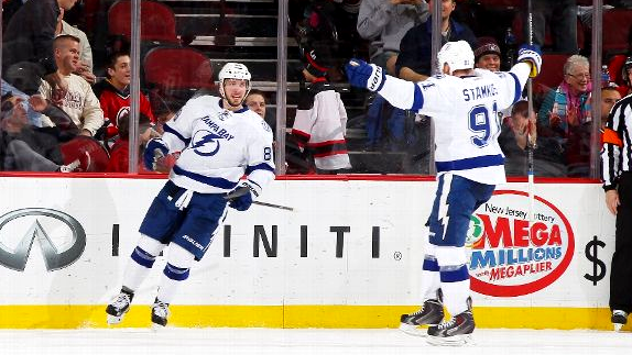 Никита Кучеров (слева) и Стивен Стэмкос