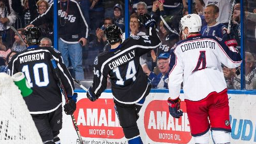 Бретт Коннолли (в центре)