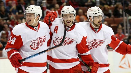 Павел Дацюк (в центре) с Густавом Нюквистом (№14) и Томашем Татаром (№21)