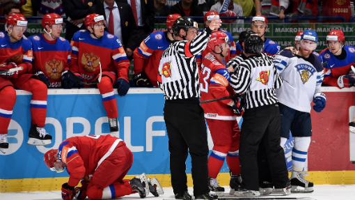 Удаление Лео Комарова после фола на Медведеве