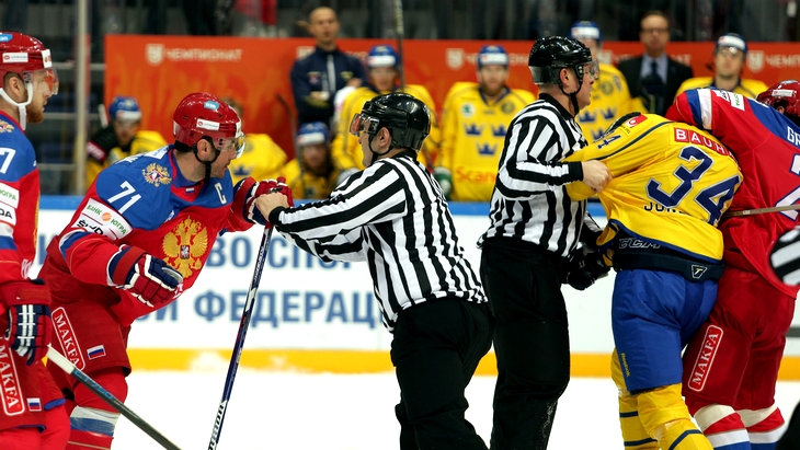 Арбитры пытаются сдержать Илью Ковальчука