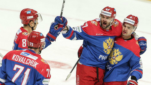 Александр Радулов (в центре)