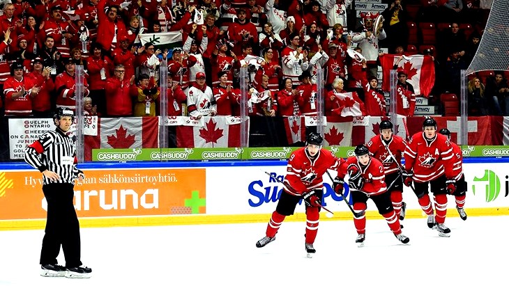 Канады вышли в плей-офф молодежного чемпионата мира 