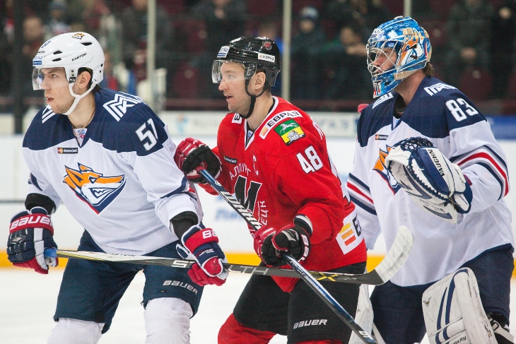 Команды забросили 10 шайб на двоих