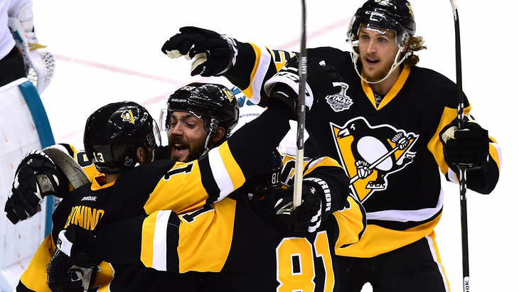 Ник Бонино (слева) принимает поздравления