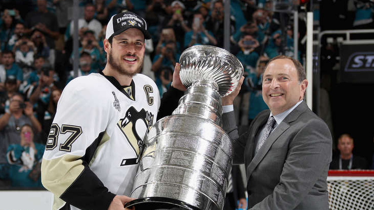 Сидни Кросби получил трофей из рук Гэри Беттмена