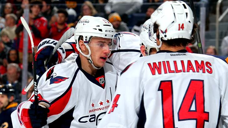 Форвард «Вашингтона» Якуб Врана (слева) забил первый гол в НХЛ