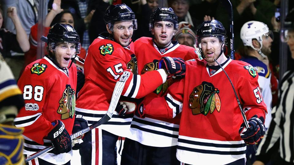 Артем Анисимов (второй слева) помог «Чикаго» победить «Сент-Луис»