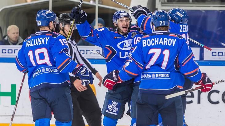 Хоккеисты «Лады»