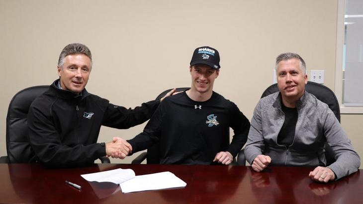 Иван Чехович во время подписания контракта