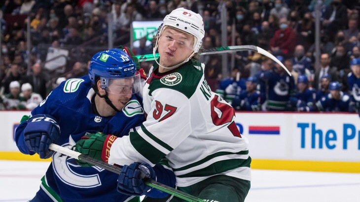 Кирилл Сорокин (в бело-зеленом)