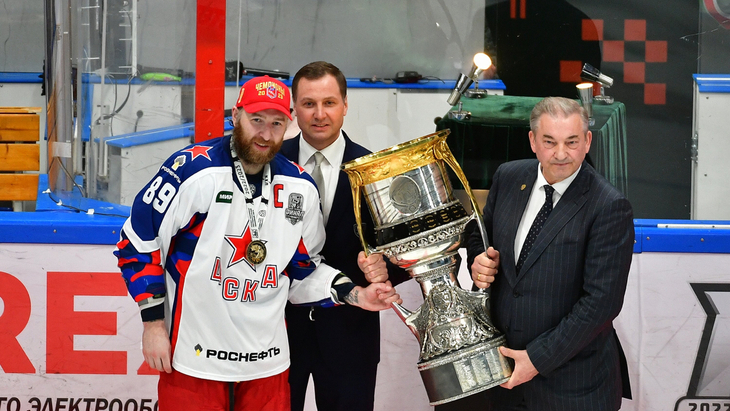 Никита Нестеров с Кубком Гагарина