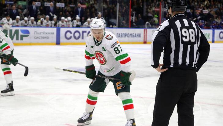 Форвард хозяев Вадим Шипачев