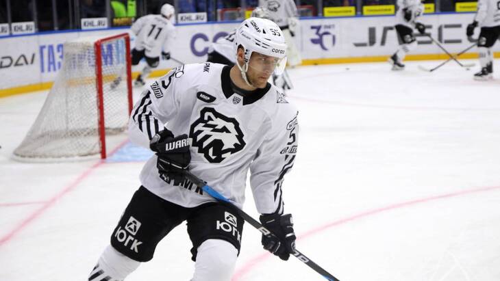 Нападающий хозяев Владимир Ткачев