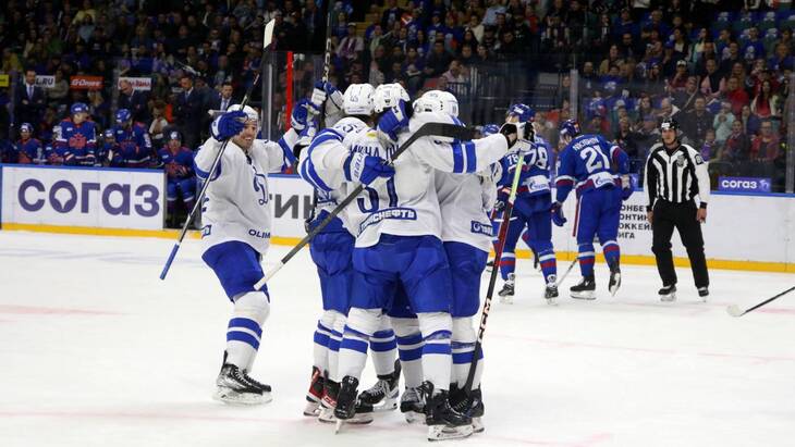 Дмитрий Рашевский принимает поздравления с победной шайбой