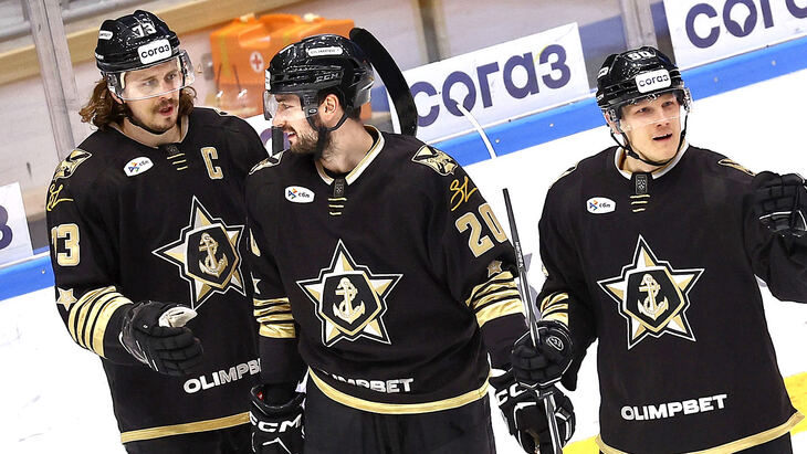 «Адмирал» в матче со СКА «Адмирал» в матче со СКА