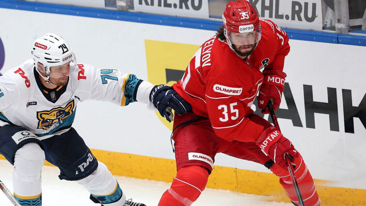 Николай Коростелев (справа)