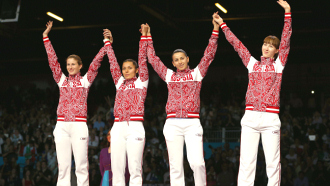 Лариса Коробейникова (слева)