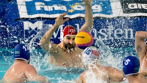 Россияне потерпели второе поражение в трех матчах турнира