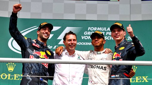 Льюис Хэмилтон в компании Даниэля Риккардо и Макса Ферстаппена