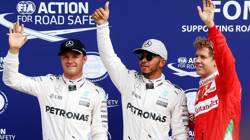 Хэмилтон (в центре) опередил Росберга (слева) и Феттеля