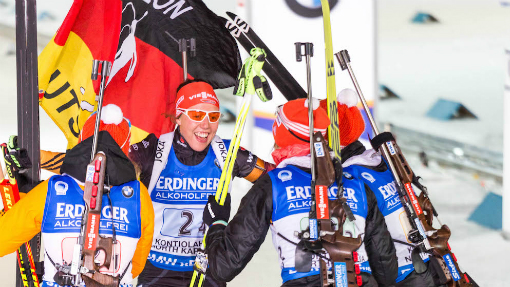 Лаура Дальмайер (в центре)