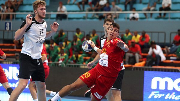 23 команды были разбиты на шесть групп