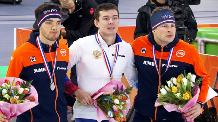 Данила Семериков (в центре)