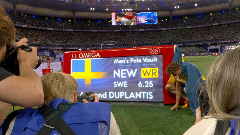 Рекордсмен не может сдержать эмоций 