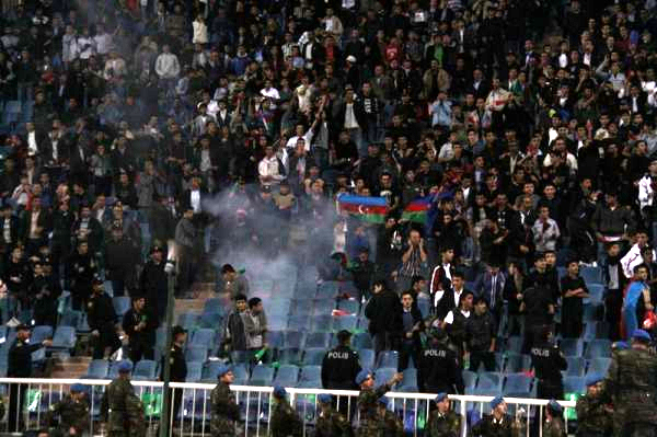 Беспорядки на матче Азербайджан — Россия (18 фото)