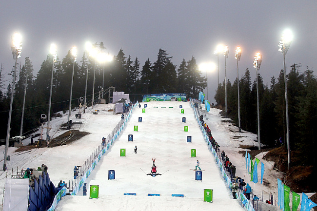 Американки взяли золото и бронзу в могуле (25 фото)