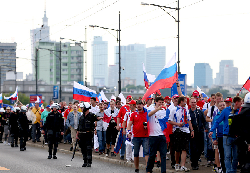 Марш российских фанатов в Варшаве