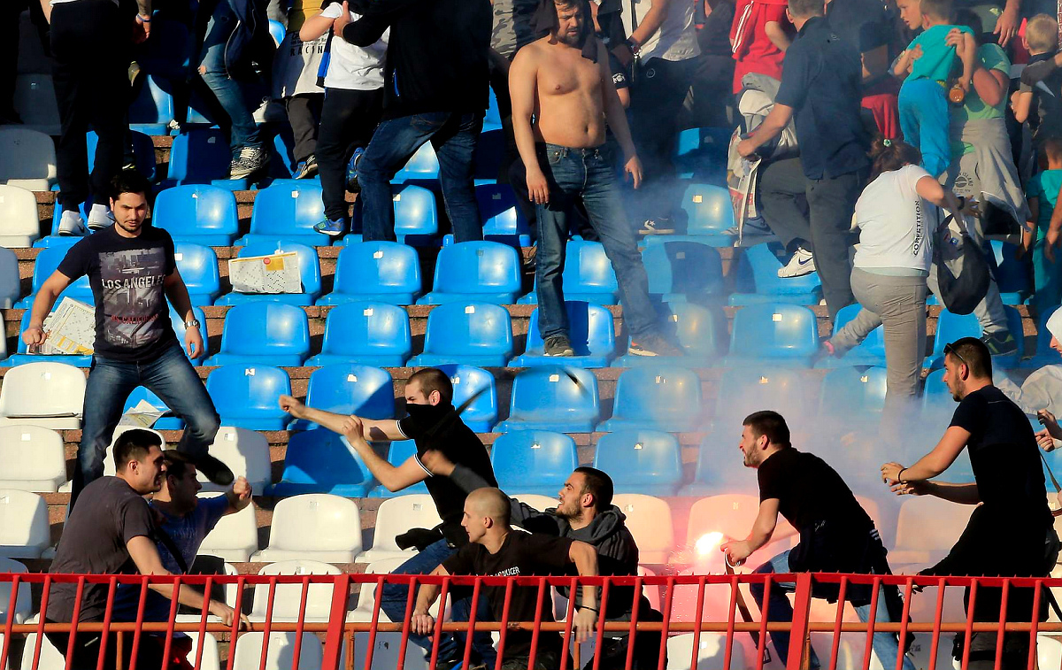 Мега-побоище фанатов в Сербии