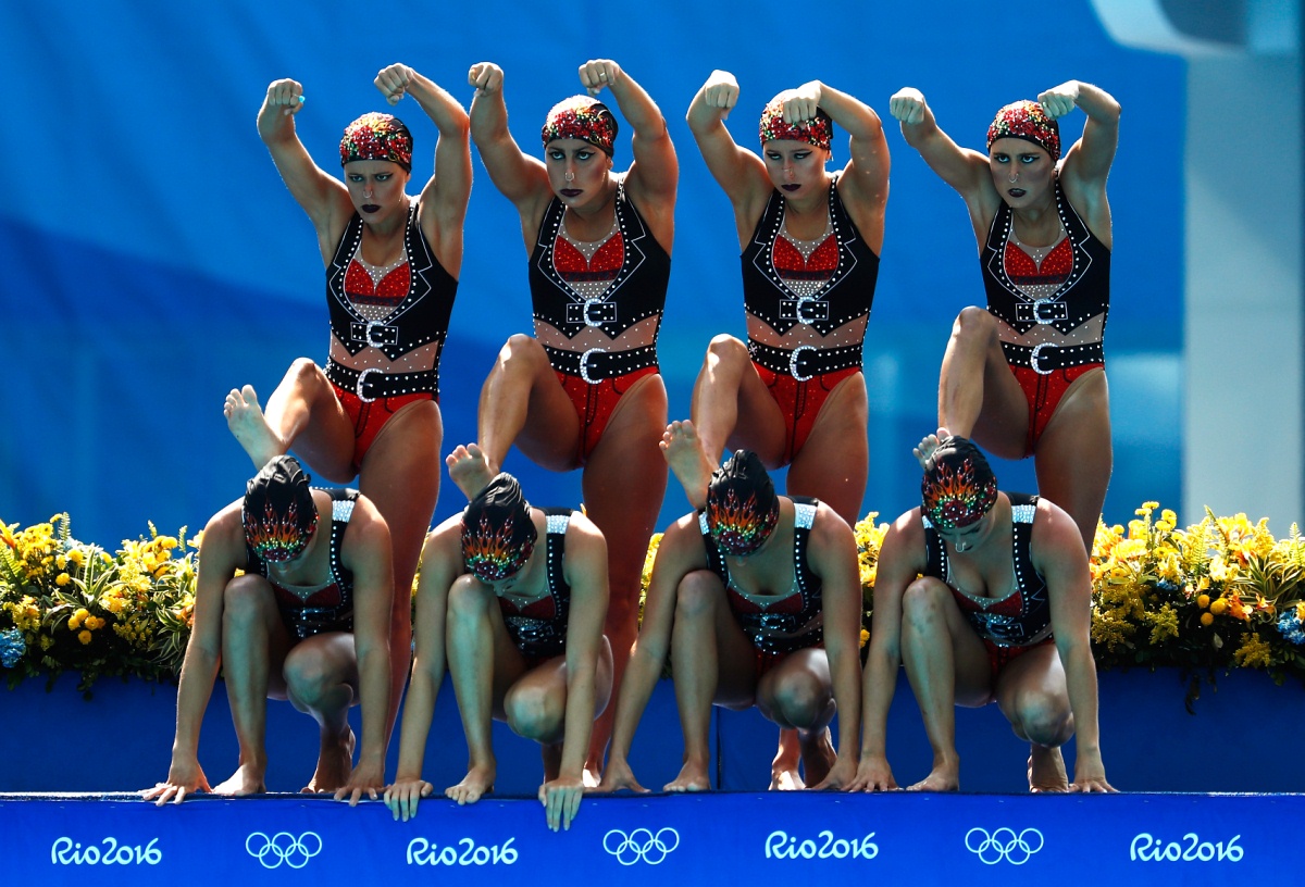 Первый день выступлений синхронисток в группах