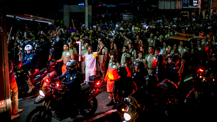 От внимания публики бегунов пришлось охранять взводу секьюрити