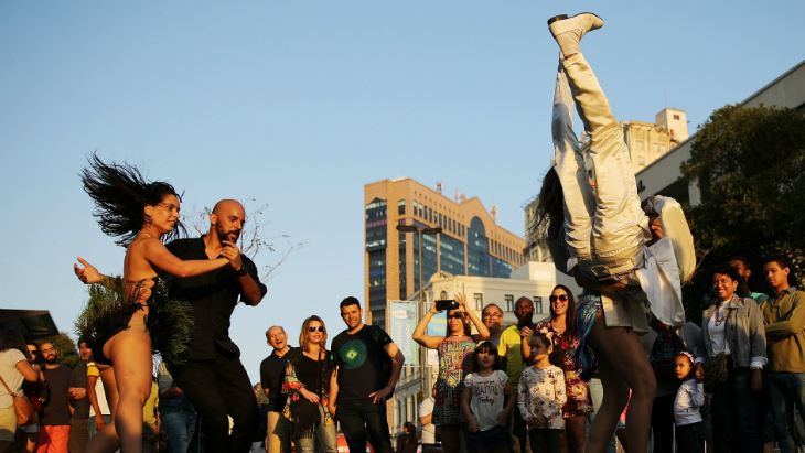 Белый танец, дамы поднимают кавалеров