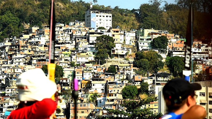 Лучники практикуются, расстреливая фавелы