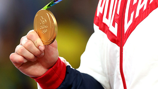 Золотая награда в руках борца Давита Чакветадзе