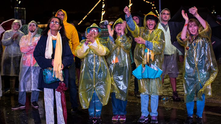 Зрители наблюдают за церемонией закрытия