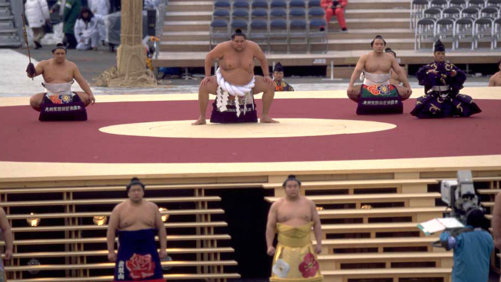 Сумоистам на церемонии открытия Игр пришлось померзнуть