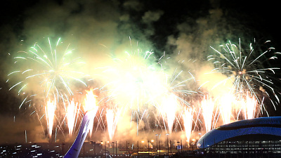 Салют во время церемонии открытия Игр в Сочи