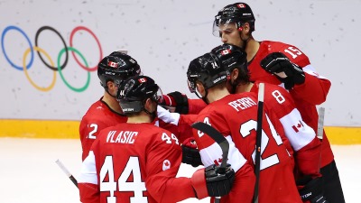 Дрю Даути принимает поздравления от партнеров