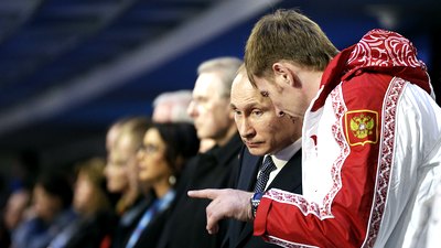 Александр Зубков беседует с президентом России Владимиром Путиным во время церемонии закрытия Олимпиады в Сочи