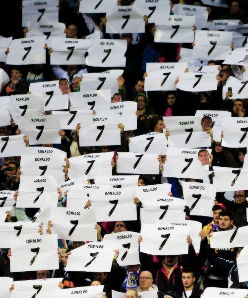 И множество маленьких плакатов