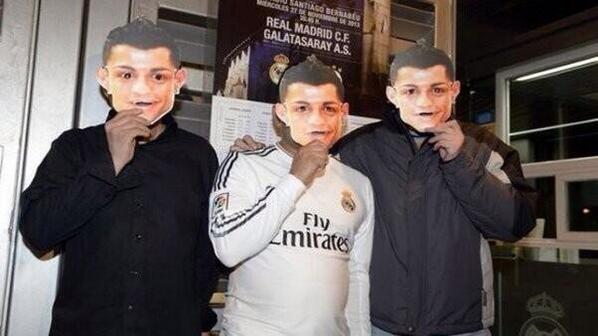 Некоторые болельщики также имеют маски с лицом Роналду