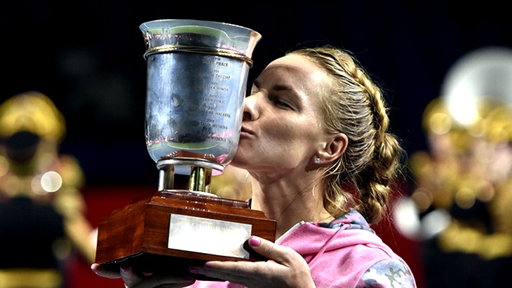 Светлана Кузнецова с чемпионским кубком Светлана Кузнецова с чемпионским кубком
